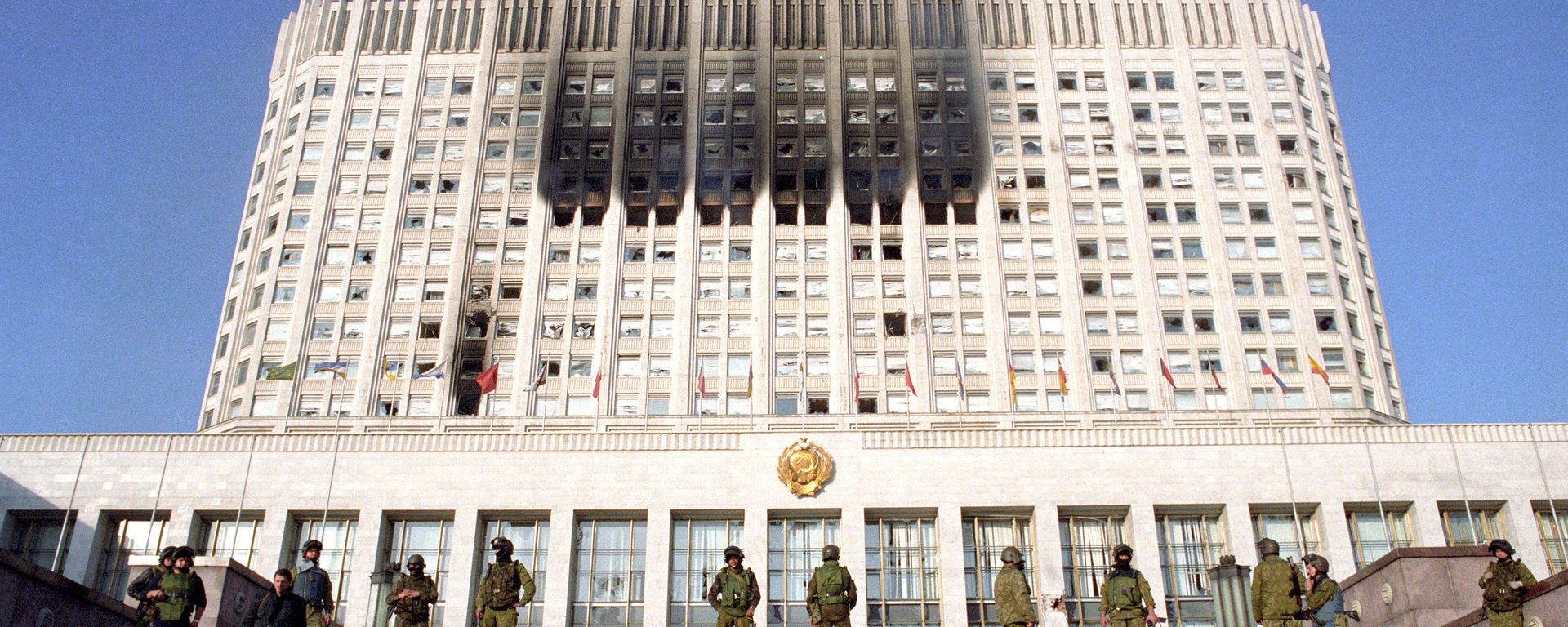 Servicemen of the Alfa anti-terrorist unit in front of the Russian Parliament building. Moscow, October 1993 - Sputnik International, 1920, 03.10.2023