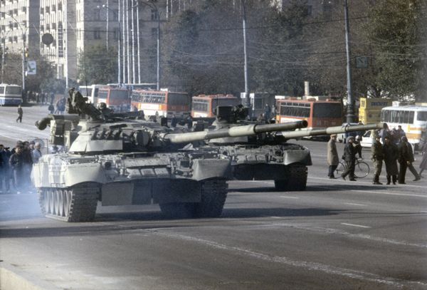Tanks ready to cross Novoarbatsky Bridge during initial attack on House of the Soviets in Moscow - Sputnik International