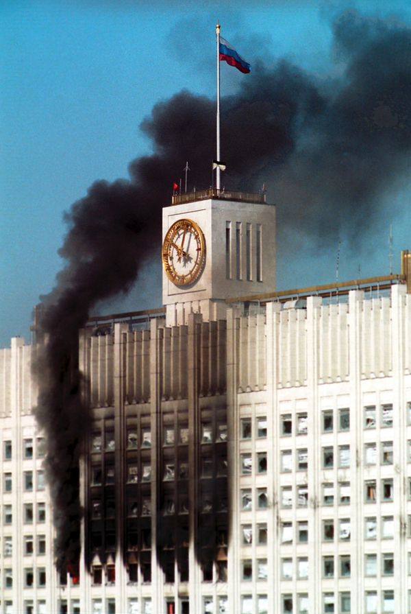 Russian Federation Government House ablaze in Moscow's Svoboda Square on October 4, 1993 - Sputnik International