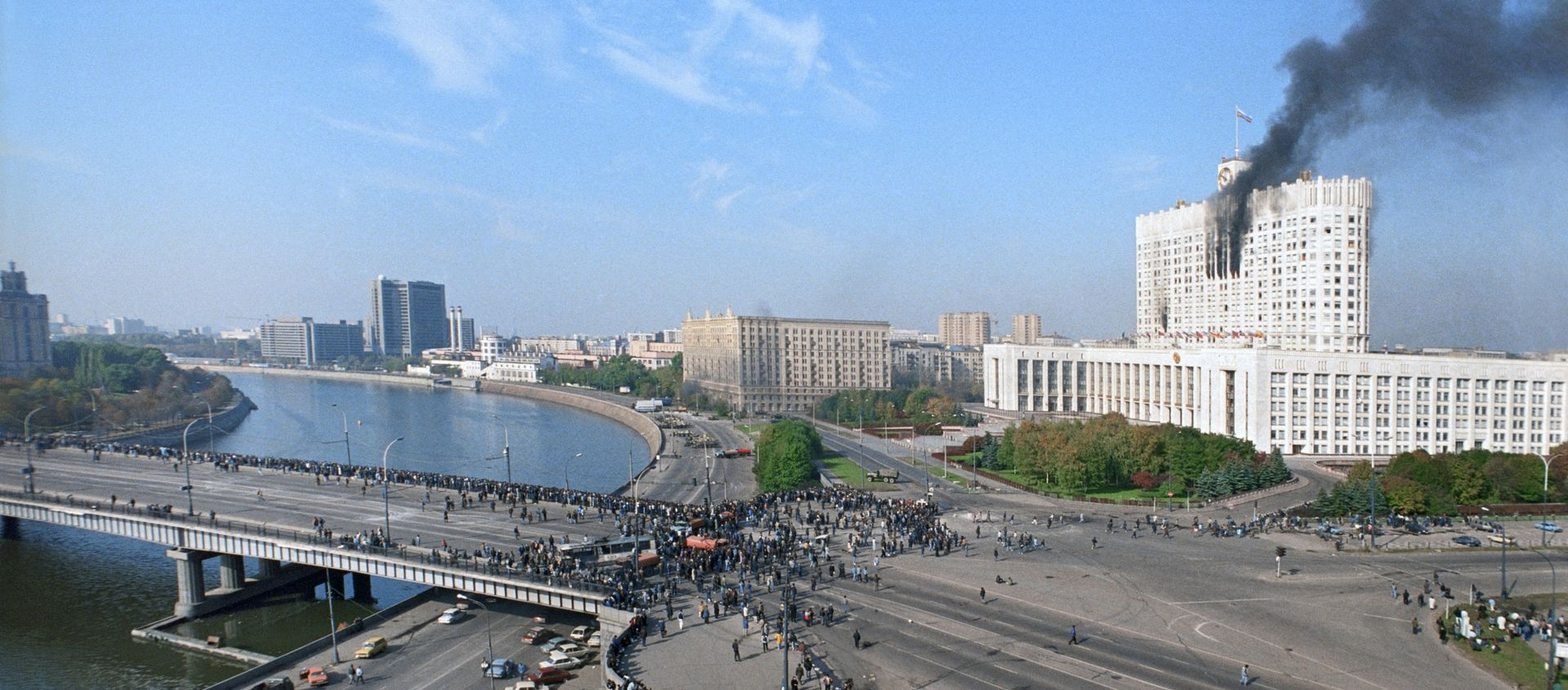 The events of the 3rd-4th October, 1993. View from Kalininsky Bridge near the White House - Sputnik International, 1920, 03.10.2018