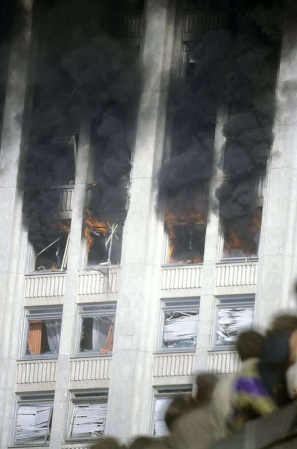 Smoke coming from the windows of the Russian Government House fired by tanks and armored vehicles during a siege attempt Smoke coming from the windows of the Russian Government House fired by tanks and armored vehicles during a siege attempt - Sputnik International