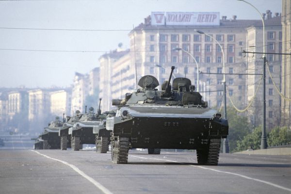 Armored vehicles moving up Moscow's Kutuzovsky Avenue toward Novoarbatsky Bridge during initial attack on House of the Soviets Armored vehicles moving up Moscow's Kutuzovsky Avenue toward Novoarbatsky Bridge during initial attack on House of the Soviets - Sputnik International
