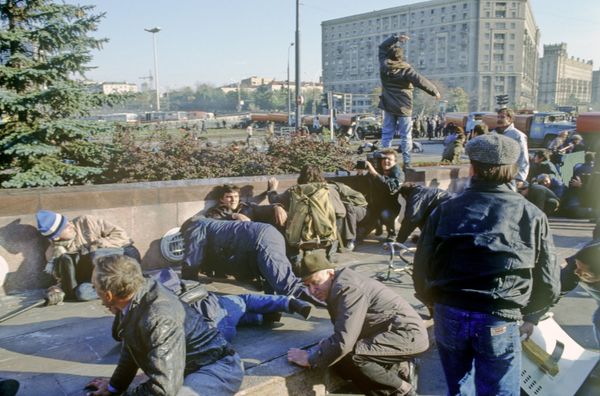 Shoot-out between Russian Parliament supporters and special police unit near House of the Soviets, under attack in Moscow - Sputnik International