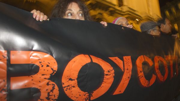French demonstrators and supporters of Palestinians hold a placard with the word Boycott during a demonstration in Paris, France (File) - Sputnik International