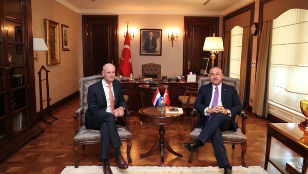 Turkish Foreign Minister Mevlut Cavusoglu and his Dutch counterpart Stephanus Blok pose at the begining of a meeting in Ankara, Turkey, October 3, 2018 - Sputnik International