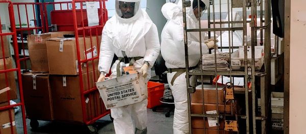US Defense Department personnel, wearing protective suits, screen mail as it arrives at a US government facility near the Pentagon in Washington, DC on October 2, 2018 US Defense Department personnel, wearing protective suits, screen mail as it arrives at a US government facility near the Pentagon in Washington, DC on October 2, 2018 - Sputnik International