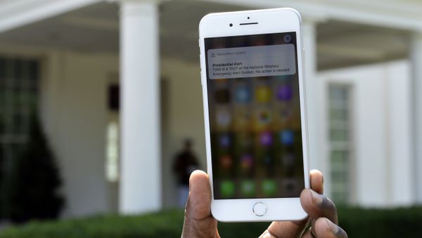 The first test of the national wireless emergency system by the Federal Emergency Management Agency on a cellphone at the White House. - Sputnik International