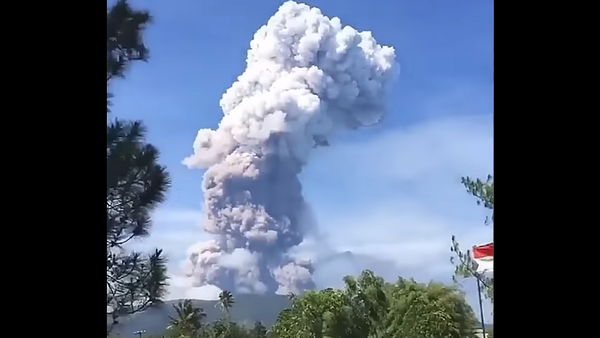 Mount Soputan Erupts on the north coast of Sulawesi, Indonesia, October 3, 2018 - Sputnik International