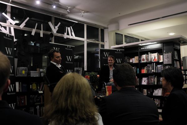 A grinning Luke Harding and Mark Urban in conversation  - Sputnik International