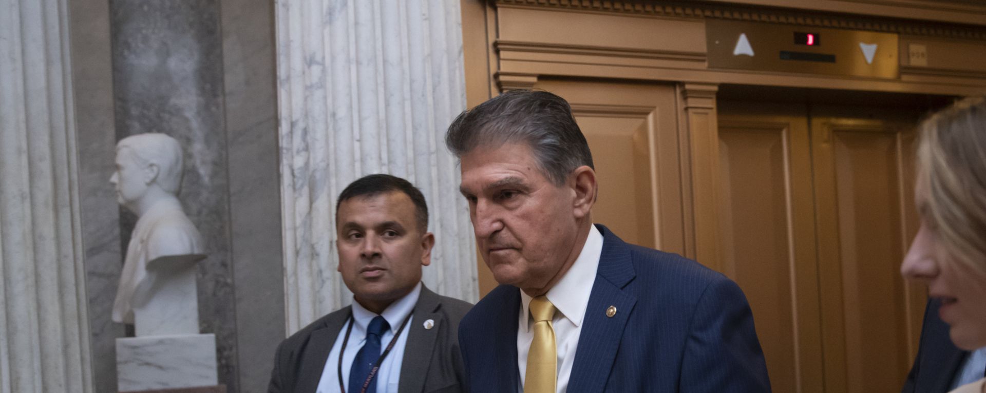 Sen. Joe Manchin, D-W.Va., arrives at the chamber for a procedural vote to advance the confirmation of Supreme Court nominee Brett Kavanaugh, at the Capitol in Washington, Friday, Oct. 5, 2018. Sen. Joe Manchin, D-W.Va., arrives at the chamber for a procedural vote to advance the confirmation of Supreme Court nominee Brett Kavanaugh, at the Capitol in Washington, Friday, Oct. 5, 2018. - Sputnik International, 1920, 12.09.2021