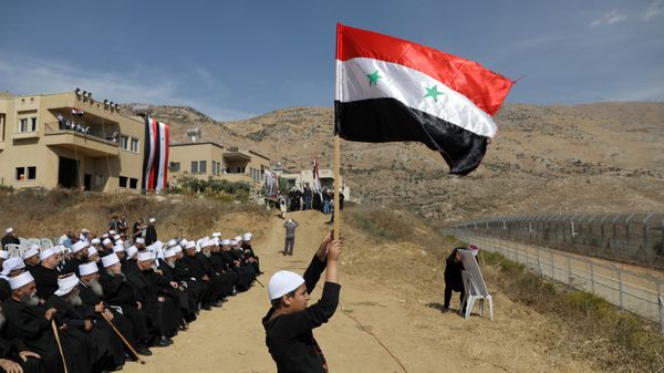 Druze people take part in a rally in Majdal Shams near the ceasefire line between Israel and Syria in the Israeli occupied Golan Heights Druze people take part in a rally in Majdal Shams near the ceasefire line between Israel and Syria in the Israeli occupied Golan Heights - Sputnik International