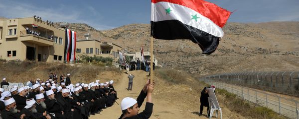 Druze people take part in a rally in Majdal Shams near the ceasefire line between Israel and Syria in the Israeli occupied Golan Heights - Sputnik International