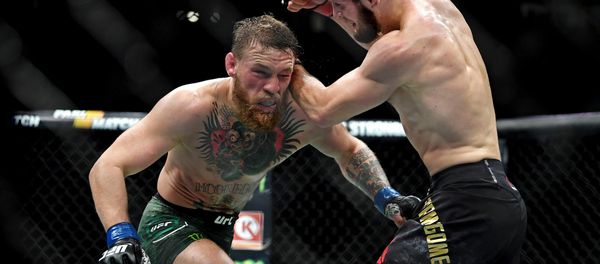 Khabib Nurmagomedov (red gloves) fights Conor McGregor (blue gloves) during UFC 229 at T-Mobile Arena in Las Vegas, Oct. 6, 2018 - Sputnik International