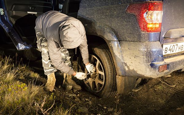 UAZ Patriot being repaired after suffering a flat. UAZ Patriot being repaired after suffering a flat. - Sputnik International