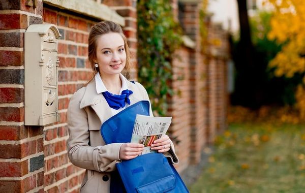 Neither Rain, Nor Snow Keep These Beauties Away: Postwomen on World Post Day - Sputnik International