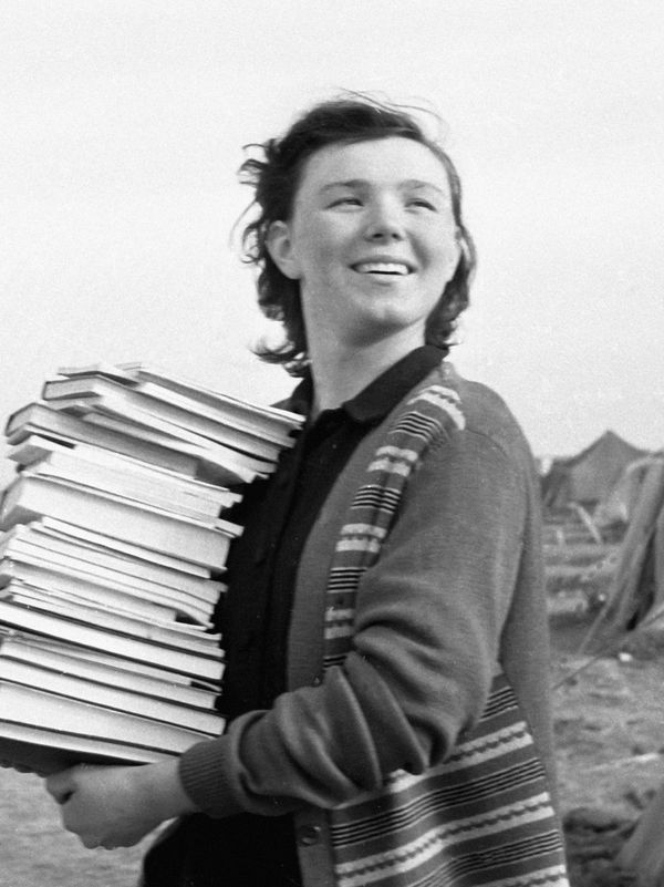 Neither Rain, Nor Snow Keep These Beauties Away: Postwomen on World Post Day - Sputnik International
