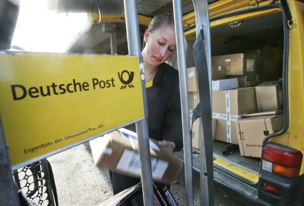 Neither Rain, Nor Snow Keep These Beauties Away: Postwomen on World Post Day - Sputnik International