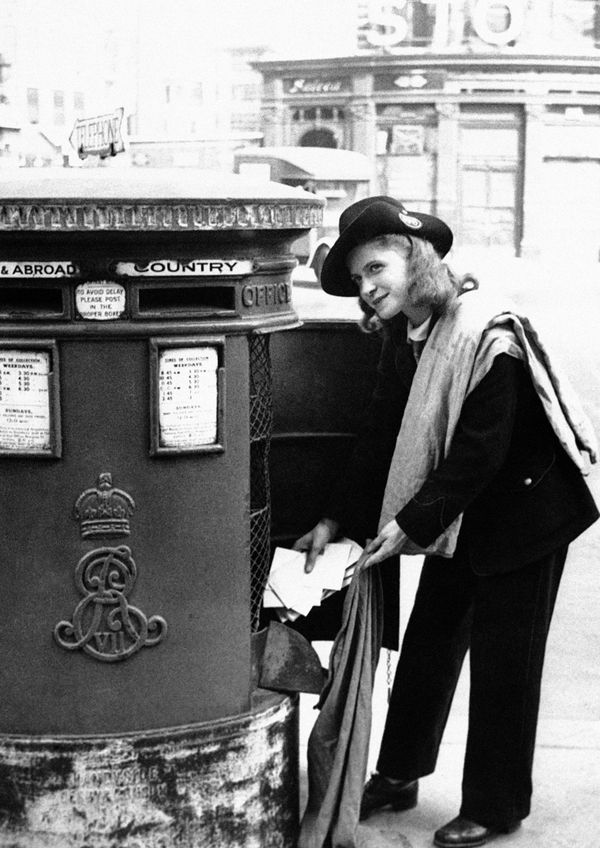 Neither Rain, Nor Snow Keep These Beauties Away: Postwomen on World Post Day - Sputnik International