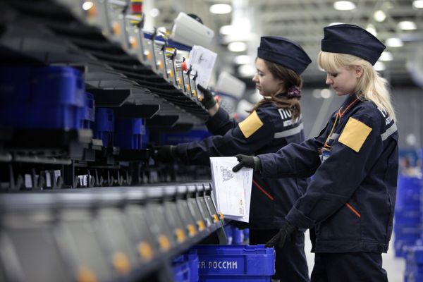 Neither Rain, Nor Snow Keep These Beauties Away: Postwomen on World Post Day - Sputnik International