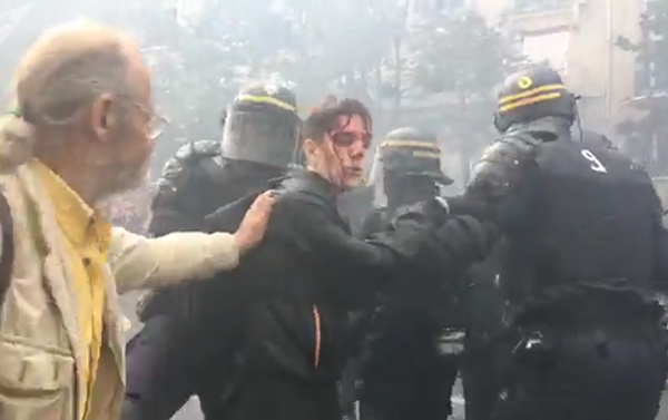 Protests in France turn violent Protests in France turn violent - Sputnik International