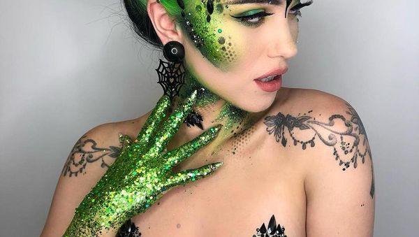 Alien/Snake vibes on @enchantressity - Sputnik International