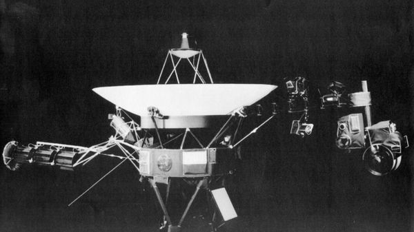 This is a handout photo from the Jet Propulsion Lab in Passadena, Calif., showing the Voyager 2 spacecraft. On right side of the craft is girder-like boom which holds science project equipment and imaging camera. The platform at far end of the boom apparently got stuck-perhaps caused by a collision with particles from Saturn's rings, limitting movement of some of the equipmen, according to JPL scientists. (AP-Photo/HO) 26.8.1981 - Sputnik International