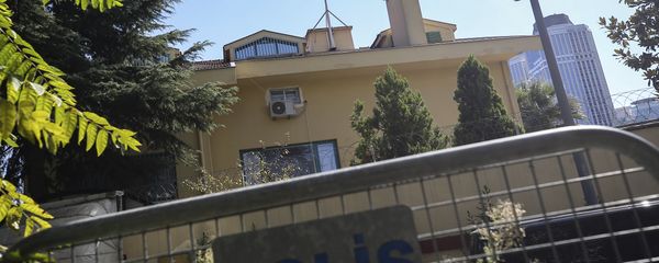 Turkish police barriers block the road leading to the Saudi Arabia consulate in Istanbul, Sunday, Oct. 7, 2018 - Sputnik International