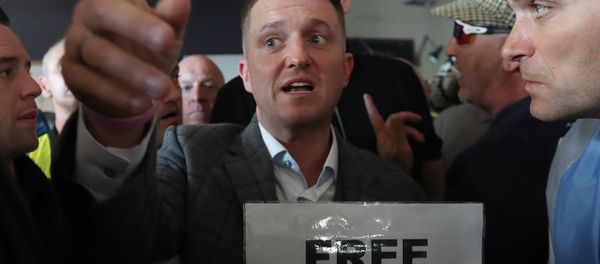 Stephen Christopher Yaxley-Lennon (C), AKA Tommy Robinson, former leader of the right-wing EDL (English Defence League) is surrounded by supporters inside a pub, in central London on September 27, 2018, after his contempt of court hearing at the Central Criminal Court was adjourned. - Sputnik International