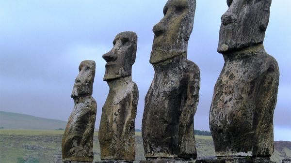 Moai statues on the Easter Island Moai statues on the Easter Island - Sputnik International