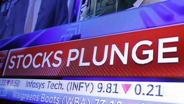 A headline scrolls on a television screen on the floor of the New York Stock Exchange, Wednesday, Oct. 10, 2018. Stocks are extending their slump on Wall Street, led by drops in big technology companies, as rising bond yields draw investors out of stocks.  - Sputnik International