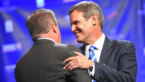 Tennessee gubernatorial candidates Democrat Karl Dean, left, and Republican Bill Lee greet each other at the start of a debate. - Sputnik International