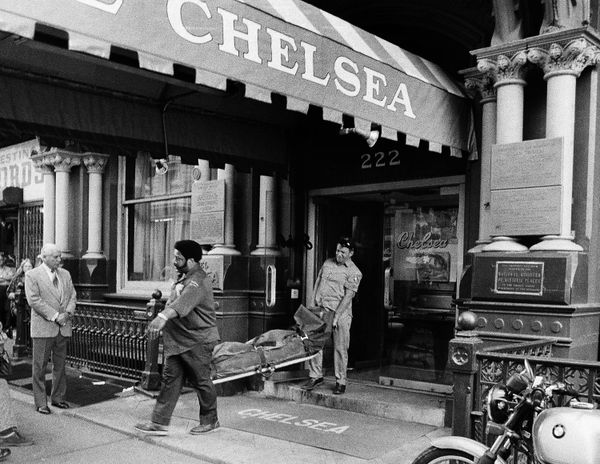 The body of 20-year-old Nancy Spungen is removed from the Chelsea Hotel in New York in October 1978 - Sputnik International