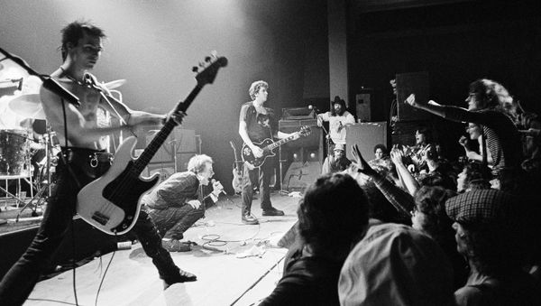 Sid Vicious (nearest to camera) on stage with Johnny Rotten and the other Sex Pistols in Memphis, Tennesse in January 1978 - Sputnik International