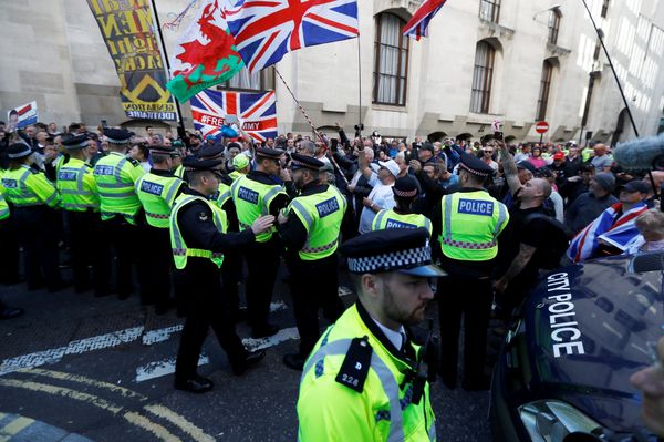 Supporters of former English Defence League leader Stephen Yaxley-Lennon, or 'Tommy Robinson', who was jailed for contempt of court in May and later released, stand outside the Old Bailey as he attends a court hearing, in London, Britain, September 27, 2018. Supporters of former English Defence League leader Stephen Yaxley-Lennon, or 'Tommy Robinson', who was jailed for contempt of court in May and later released, stand outside the Old Bailey as he attends a court hearing, in London, Britain, September 27, 2018. - Sputnik International