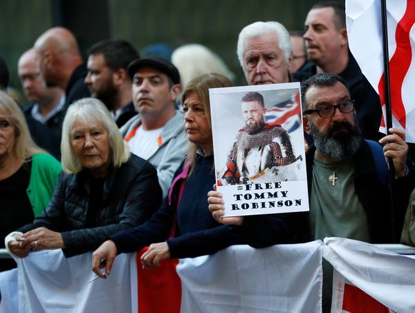 Supporters of former English Defence League leader Stephen Yaxley-Lennon, or 'Tommy Robinson', who was jailed for contempt of court in May and later released, wait for him to arrive at the Old Bailey to attend a court hearing, in London, Britain, September 27, 2018. Supporters of former English Defence League leader Stephen Yaxley-Lennon, or 'Tommy Robinson', who was jailed for contempt of court in May and later released, wait for him to arrive at the Old Bailey to attend a court hearing, in London, Britain, September 27, 2018. - Sputnik International