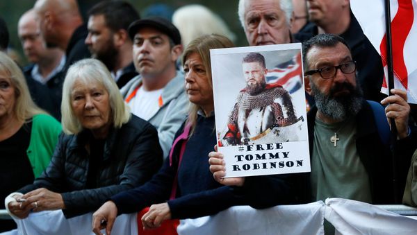 Supporters of former English Defence League leader Stephen Yaxley-Lennon, or 'Tommy Robinson', who was jailed for contempt of court in May and later released, wait for him to arrive at the Old Bailey to attend a court hearing, in London, Britain, September 27, 2018. - Sputnik International