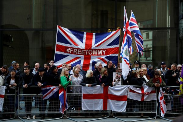 Supporters of former English Defence League leader Stephen Yaxley-Lennon, or 'Tommy Robinson', who was jailed for contempt of court in May and later released, wait for him to arrive at the Old Bailey to attend a court hearing, in London, Britain, September 27, 2018. Supporters of former English Defence League leader Stephen Yaxley-Lennon, or 'Tommy Robinson', who was jailed for contempt of court in May and later released, wait for him to arrive at the Old Bailey to attend a court hearing, in London, Britain, September 27, 2018. - Sputnik International
