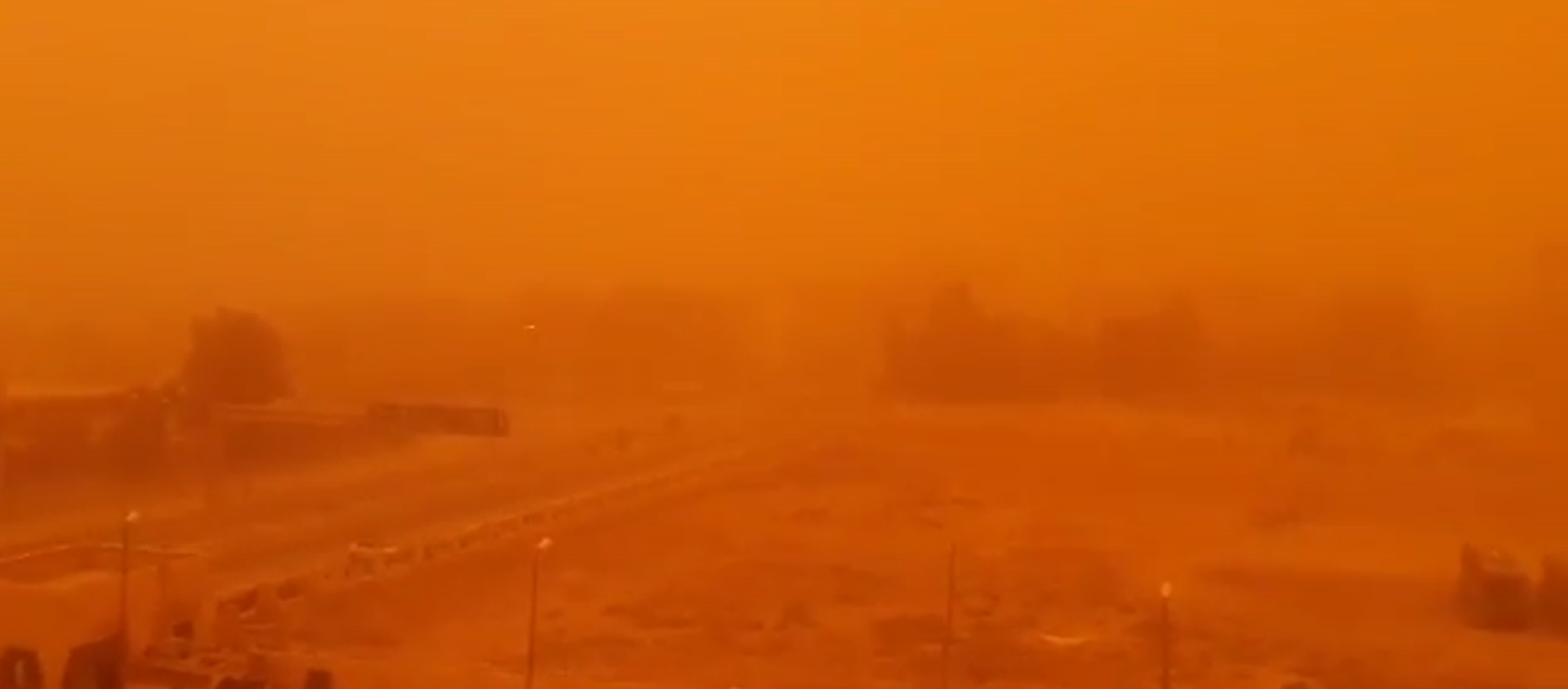 Sandstorm in the Syrian city of Deir ez-Zor Sandstorm in the Syrian city of Deir ez-Zor - Sputnik International, 1920, 19.01.2019