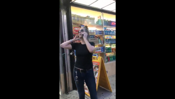 New York woman identified as Teresa Klein calls cops on 9-year-old child she accused of purposely grabbing her derriere - Sputnik International
