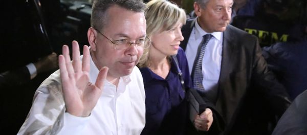 U.S. pastor Andrew Brunson and his wife Norrine arrive at the airport in Izmir - Sputnik International