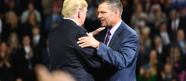 US President Donald Trump (L) greets Kansas gubernatorial candidate Kris Kobach during a Make America Great Again rally in Topeka, Kansas, on October 6, 2018. US President Donald Trump (L) greets Kansas gubernatorial candidate Kris Kobach during a Make America Great Again rally in Topeka, Kansas, on October 6, 2018. - Sputnik International