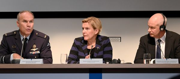 Dutch Minister of Defence Ank Bijleveld, general Onno Eichelsheim, director of Netherlands Defence Intelligence and Security Service and British Ambassador to the Netherlands Peter Wilson attend a news conference in The Hague, Netherlands, October 4, 2018 - Sputnik International
