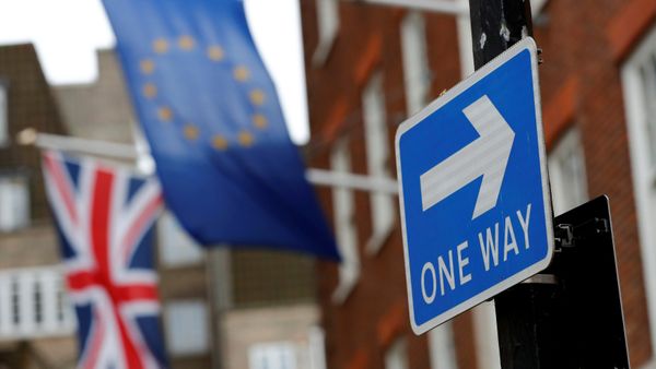 A traffic sign is seen in front of European and Union flags in London, Britain - Sputnik International