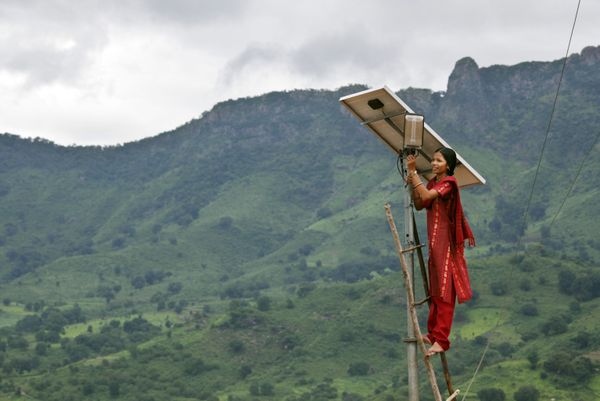 Engineer at Work in Solar Powered Village in India Engineer at Work in Solar Powered Village in India - Sputnik International