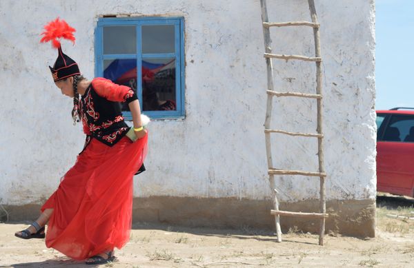Kyrgyz Girl Wearing Traditional Costume Kyrgyz Girl Wearing Traditional Costume - Sputnik International