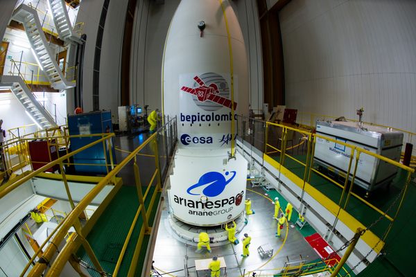 The fairing of the Ariane 5 launcher is lowered over the BepiColombo spacecraft stack. - Sputnik International