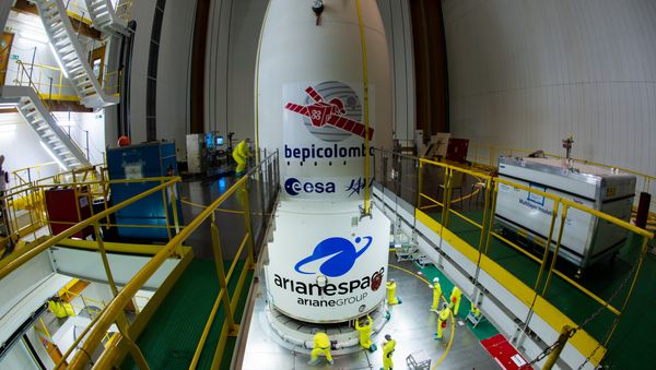 The fairing of the Ariane 5 launcher is lowered over the BepiColombo spacecraft stack. - Sputnik International