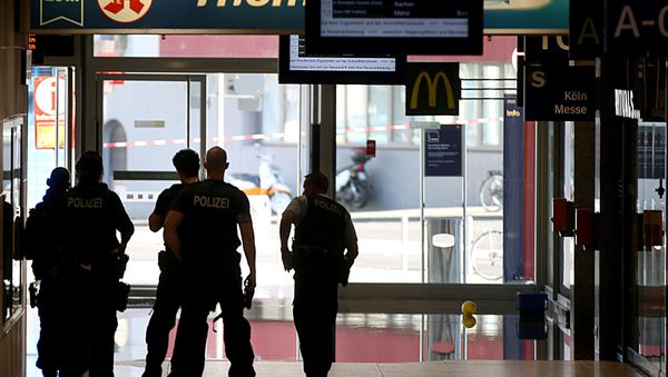 Police officers stand in positions in the Central Station in Cologne, western Germany on October 15, 2018. - Sputnik International