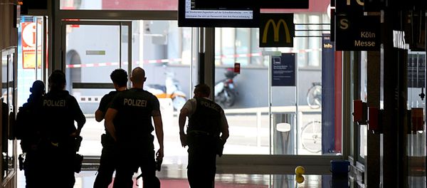 Police officers stand in positions in the Central Station in Cologne, western Germany on October 15, 2018. Police officers stand in positions in the Central Station in Cologne, western Germany on October 15, 2018. - Sputnik International