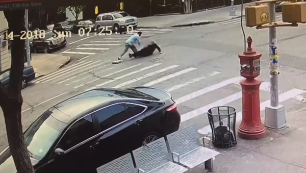 New York City taxi driver caught on surveillance footage chasing after Jewish man before repeatedly punching him in the head. - Sputnik International